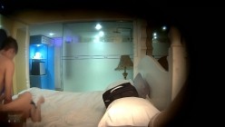 趁周末休息大学生四眼小青年宾馆约会同校苗条女友洗完迫不及待的热吻进入连着搞了2炮激情四射