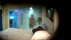 趁周末休息大学生四眼小青年宾馆约会同校苗条女友洗完迫不及待的热吻进入连着搞了2炮激情四射