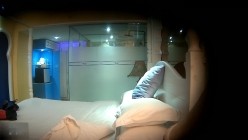 趁周末休息大学生四眼小青年宾馆约会同校苗条女友洗完迫不及待的热吻进入连着搞了2炮激情四射