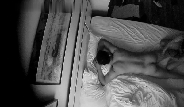 酒店高清偷拍，中年大叔做SPA全套服务，可惜鸡巴