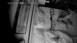 酒店高清偷拍，中年大叔做SPA全套服务，可惜鸡巴太小没干两下就射了，两炮撑不过一分钟！