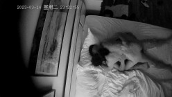 酒店高清偷拍，中年大叔做SPA全套服务，可惜鸡巴太小没干两下就射了，两炮撑不过一分钟！