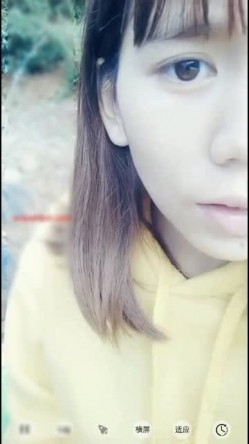 挺漂亮的清纯女主播和小车司机湖边准备野战户外啪啪直播特殊原因没有成事