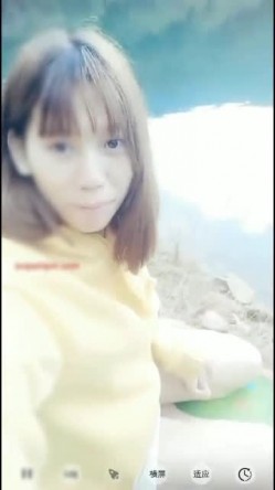 挺漂亮的清纯女主播和小车司机湖边准备野战户外啪啪直播特殊原因没有成事