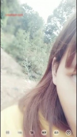 挺漂亮的清纯女主播和小车司机湖边准备野战户外啪啪直播特殊原因没有成事