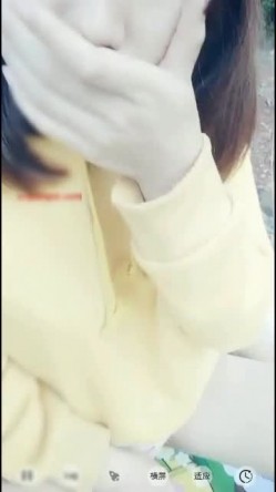 挺漂亮的清纯女主播和小车司机湖边准备野战户外啪啪直播特殊原因没有成事