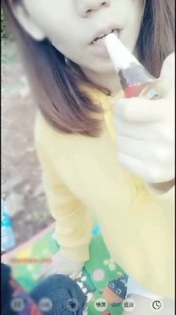 挺漂亮的清纯女主播和小车司机湖边准备野战户外啪啪直播特殊原因没有成事