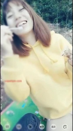 挺漂亮的清纯女主播和小车司机湖边准备野战户外啪啪直播特殊原因没有成事