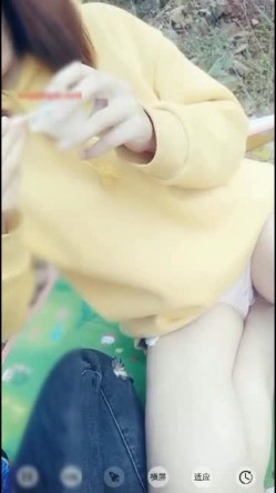 挺漂亮的清纯女主播和小车司机湖边准备野战户外啪啪直播特殊原因没有成事