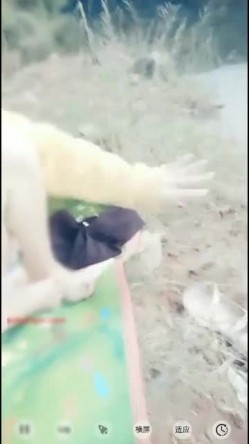 挺漂亮的清纯女主播和小车司机湖边准备野战户外啪啪直播特殊原因没有成事