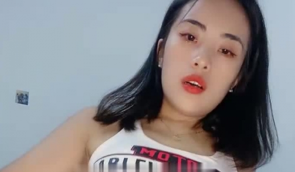 直播还债的宝贝，全程露脸听狼友指挥精彩展示，淫水