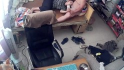 家庭实况360监控拍屋内凌乱的打工夫妻在木板床上搞事情这媳妇吃JJ也太不专心了一边看手机一边含着JJ