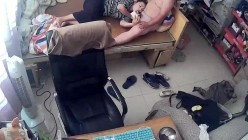 家庭实况360监控拍屋内凌乱的打工夫妻在木板床上搞事情这媳妇吃JJ也太不专心了一边看手机一边含着JJ