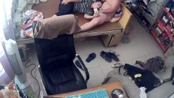 家庭实况360监控拍屋内凌乱的打工夫妻在木板床上搞事情这媳妇吃JJ也太不专心了一边看手机一边含着JJ