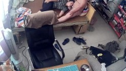 家庭实况360监控拍屋内凌乱的打工夫妻在木板床上搞事情这媳妇吃JJ也太不专心了一边看手机一边含着JJ