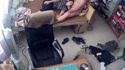 家庭实况360监控拍屋内凌乱的打工夫妻在木板床上搞事情这媳妇吃JJ也太不专心了一边看手机一边含着JJ