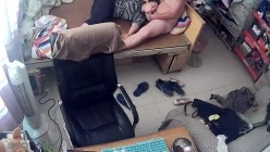 家庭实况360监控拍屋内凌乱的打工夫妻在木板床上搞事情这媳妇吃JJ也太不专心了一边看手机一边含着JJ