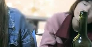 变态哥套路两个工厂妹子回家喝酒下药灌倒一块干，苗