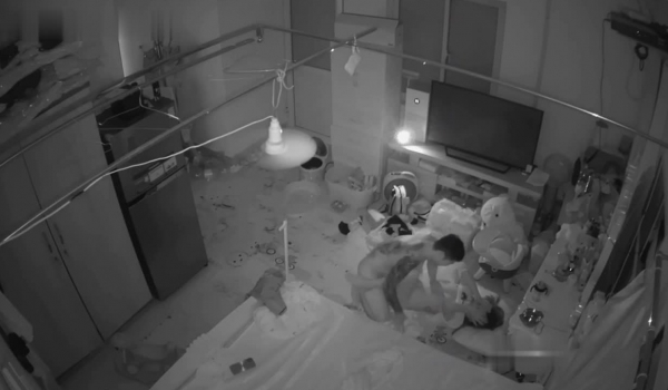 黑客破解家庭网络摄像头偷拍 ️纹身小哥和媳妇在地