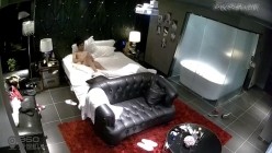 年轻貌美的高颜值大学靓妹酒店和男友开房时被精彩电视剧吸引,趴在沙发上让男从后面操,她方便看电视,被各种插!