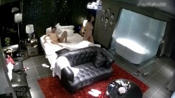 年轻貌美的高颜值大学靓妹酒店和男友开房时被精彩电视剧吸引,趴在沙发上让男从后面操,她方便看电视,被各种插!