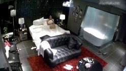 年轻貌美的高颜值大学靓妹酒店和男友开房时被精彩电视剧吸引,趴在沙发上让男从后面操,她方便看电视,被各种插!