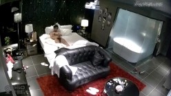 年轻貌美的高颜值大学靓妹酒店和男友开房时被精彩电视剧吸引,趴在沙发上让男从后面操,她方便看电视,被各种插!