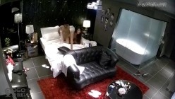 年轻貌美的高颜值大学靓妹酒店和男友开房时被精彩电视剧吸引,趴在沙发上让男从后面操,她方便看电视,被各种插!