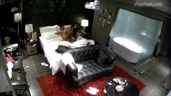 年轻貌美的高颜值大学靓妹酒店和男友开房时被精彩电视剧吸引,趴在沙发上让男从后面操,她方便看电视,被各种插!