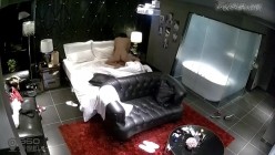 年轻貌美的高颜值大学靓妹酒店和男友开房时被精彩电视剧吸引,趴在沙发上让男从后面操,她方便看电视,被各种插!