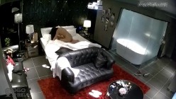 年轻貌美的高颜值大学靓妹酒店和男友开房时被精彩电视剧吸引,趴在沙发上让男从后面操,她方便看电视,被各种插!