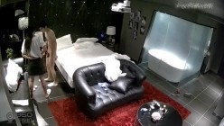 年轻貌美的高颜值大学靓妹酒店和男友开房时被精彩电视剧吸引,趴在沙发上让男从后面操,她方便看电视,被各种插!