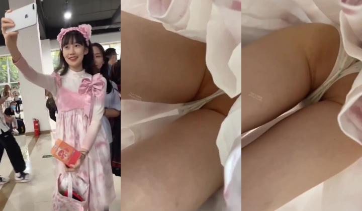 跟随抄底漂亮美眉 美眉跟闺蜜不停自拍 我就不停抄