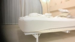 【瘦猴先生探花】，深夜又拿下个骚货人妻，刚下夜班来赴约，胸大逼粉，沙发插入满足淫穴