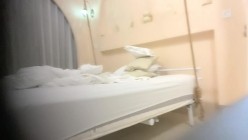 【瘦猴先生探花】，深夜又拿下个骚货人妻，刚下夜班来赴约，胸大逼粉，沙发插入满足淫穴