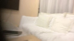 【瘦猴先生探花】，深夜又拿下个骚货人妻，刚下夜班来赴约，胸大逼粉，沙发插入满足淫穴