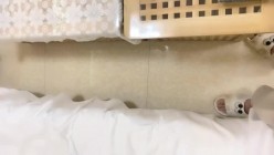 【瘦猴先生探花】，深夜又拿下个骚货人妻，刚下夜班来赴约，胸大逼粉，沙发插入满足淫穴