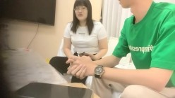 【瘦猴先生探花】，深夜又拿下个骚货人妻，刚下夜班来赴约，胸大逼粉，沙发插入满足淫穴