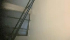 【瘦猴先生探花】，深夜又拿下个骚货人妻，刚下夜班来赴约，胸大逼粉，沙发插入满足淫穴