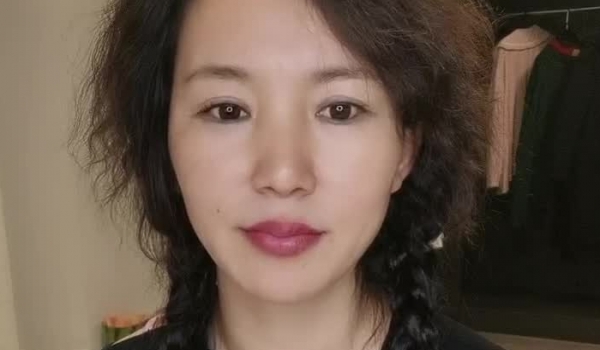 同父异母玩的嗨，超骚的极品少妇性感纹身跟小哥激情