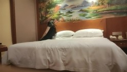 小马丶寻花黑色长裙外围妹舌吻调情，一顿摸搞得妹纸好热，拉着手翘起屁股后入，操的妹纸啊啊直叫