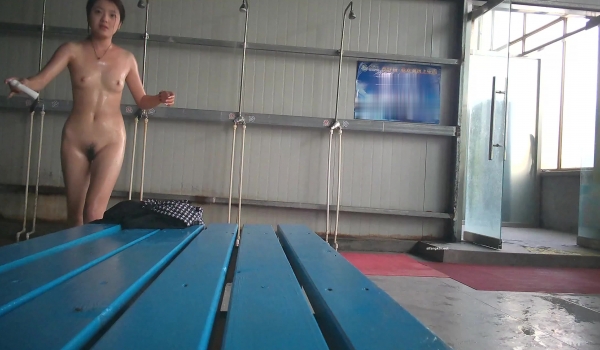 国内某水上乐园偷拍淋浴换衣 美女如云