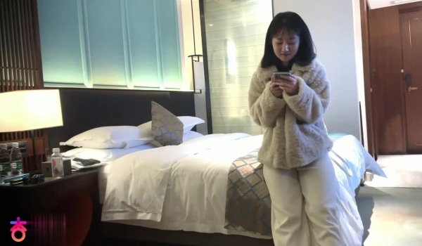 阿柒探花酒店约炮 ️21岁的大二学生 让她换上制