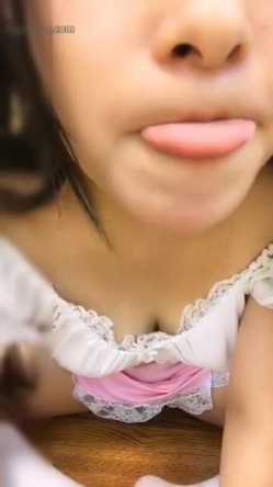 淫声浪语对白淫荡很有套路嘴很甜的巨奶可爱美女主播穿着情趣装各种挑逗哥哥们刷礼物对白精彩