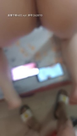 刚刚发育好的小妹妹就是没有毛，来看看这个小逼有多嫩，被我玩的都生气了露脸，无套爆草抽插直接内射特写