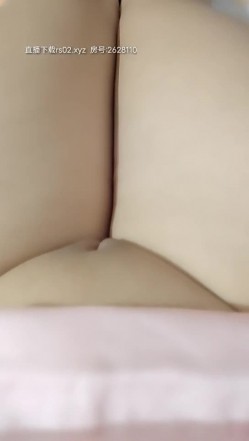 刚刚发育好的小妹妹就是没有毛，来看看这个小逼有多嫩，被我玩的都生气了露脸，无套爆草抽插直接内射特写