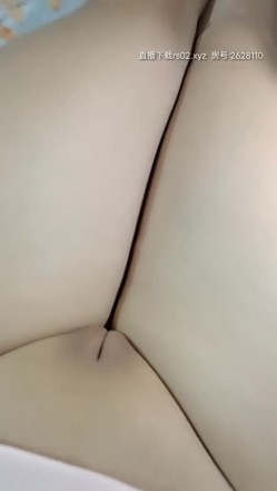 刚刚发育好的小妹妹就是没有毛，来看看这个小逼有多嫩，被我玩的都生气了露脸，无套爆草抽插直接内射特写