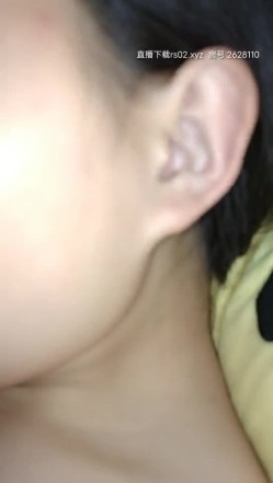 刚刚发育好的小妹妹就是没有毛，来看看这个小逼有多嫩，被我玩的都生气了露脸，无套爆草抽插直接内射特写