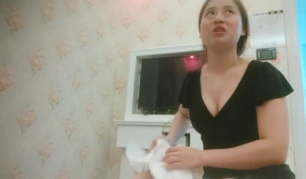 【老王1探花】真实搞足疗女，大白奶子少妇，骑在身