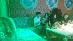 【歌厅探花陈先生】灯红酒绿 淫乱KTV玩4P 酒精音乐刺激下 沙发狂插御姐骚穴 娇喘配着歌声high爆了